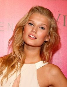 Toni Garrn Age